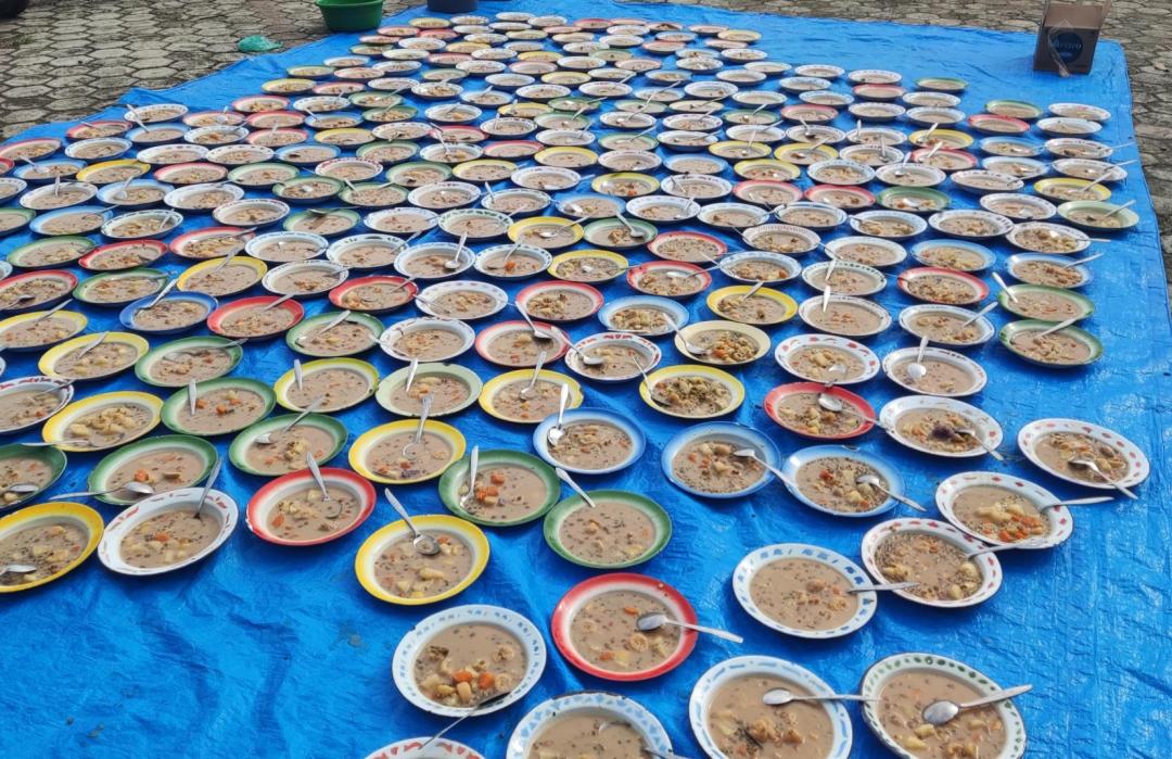 Laksanakan Program Muharram, DT Peduli Aceh Berbagi Bubur Asyura di Meunasah Gampong Bueng Raya 