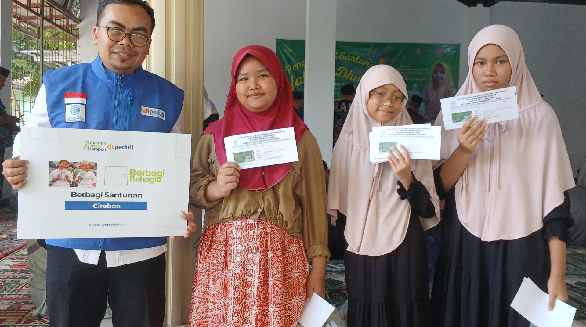 Semarak 10 Muharam, DT Peduli Cirebon Bersama Majelis Taklim Nurrohmah dan Nurul Hidayah Santuni Anak Yatim 