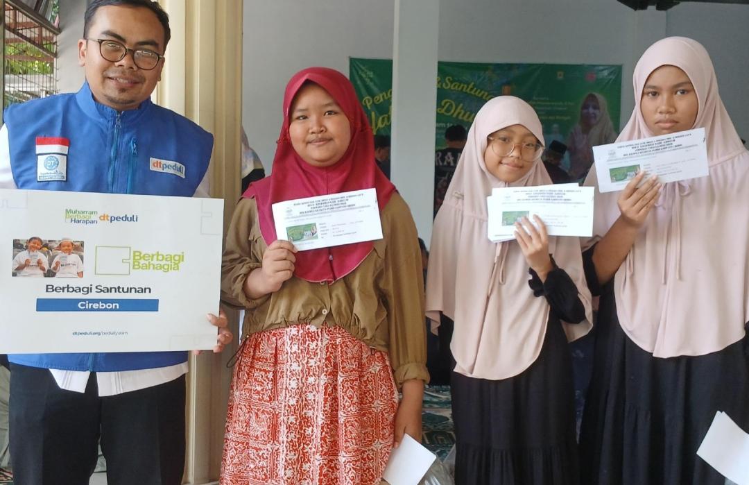 Semarak 10 Muharam, DT Peduli Cirebon Bersama Majelis Taklim Nurrohmah dan Nurul Hidayah Santuni Anak Yatim 