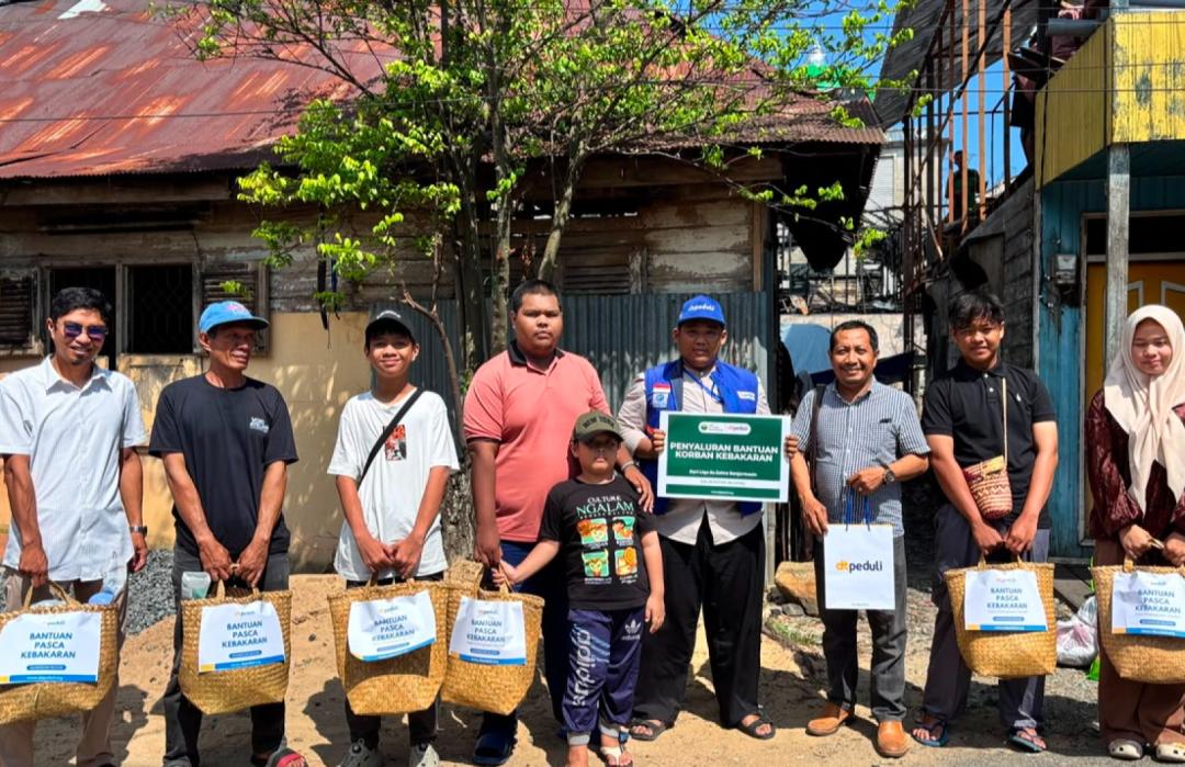 Bangkitkan Harapan, DT Peduli Kalsel Salurkan Paket Sembako dan Perlengkapan Sekolah untuk Penyintas Kebakaran 