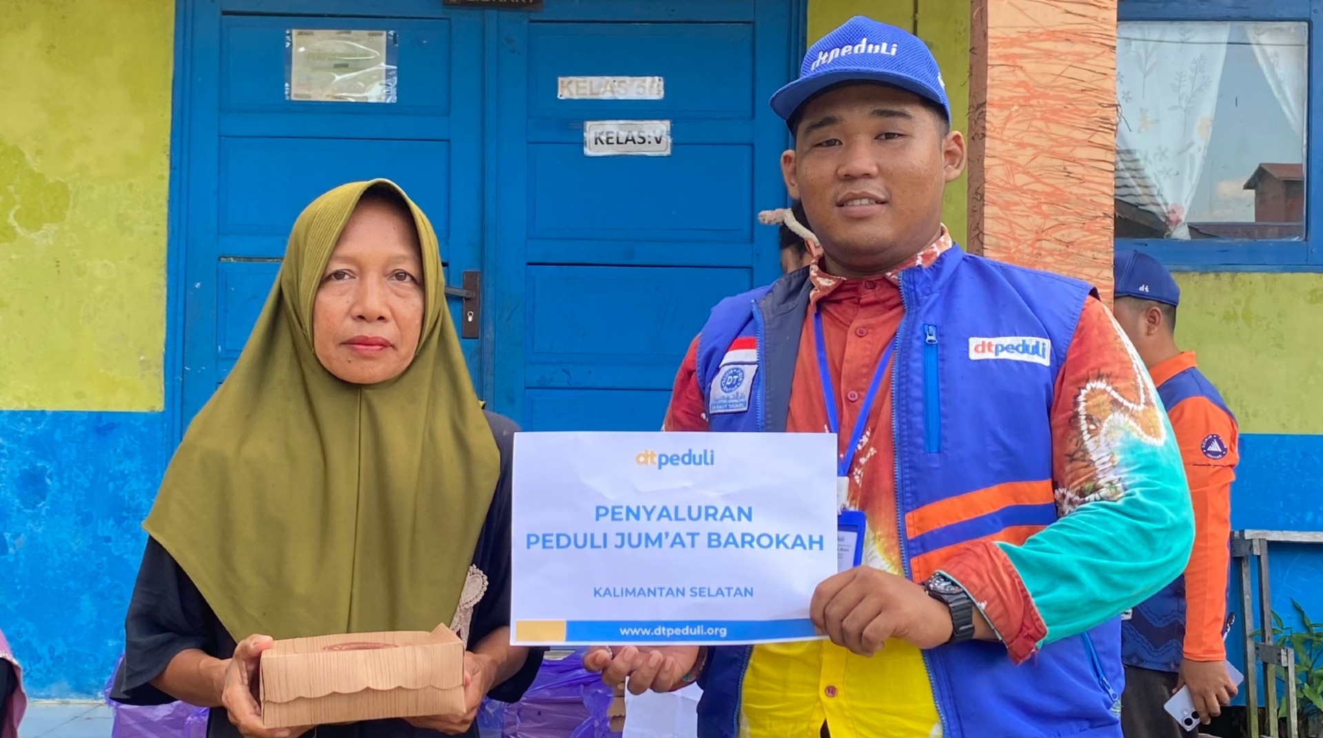 DT Peduli Kalsel Salurkan Ratusan Nasi Box untuk Warga Prasejahtera di Alalak