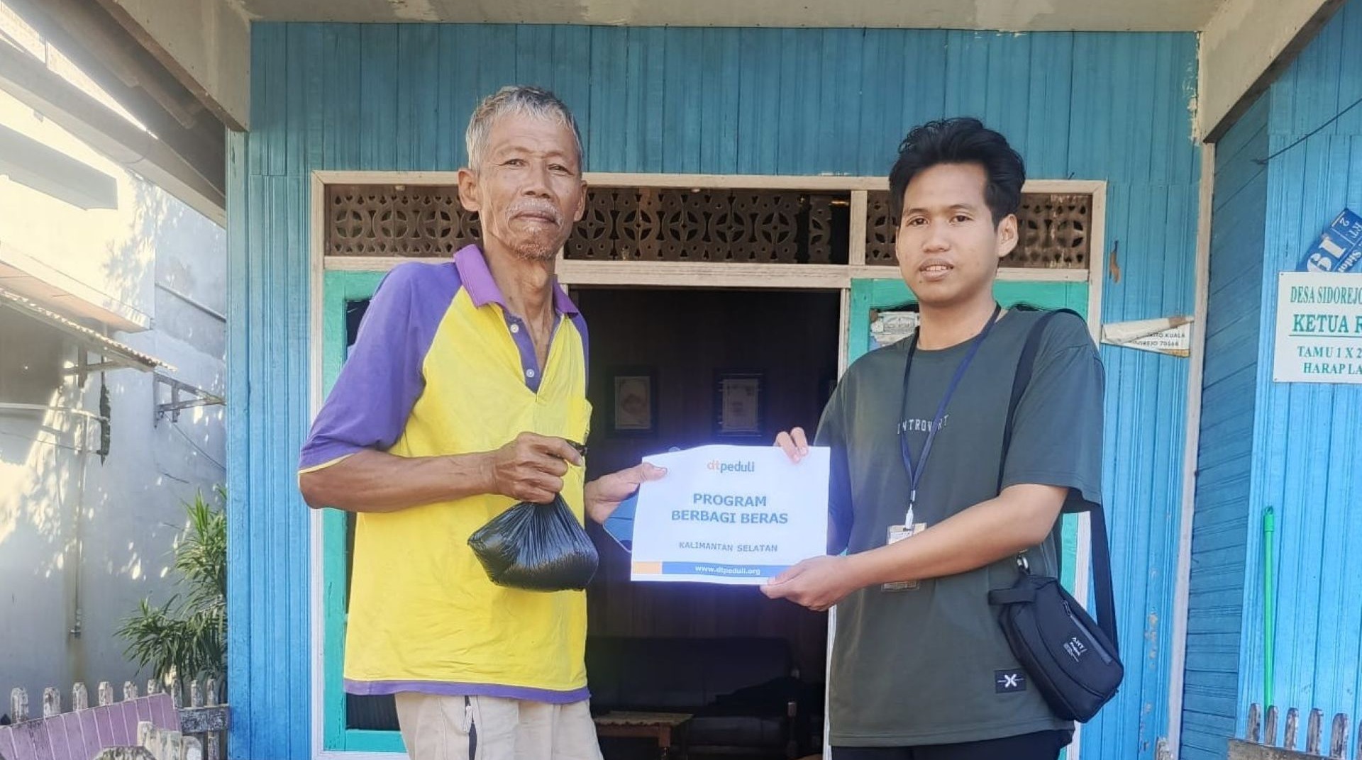 Menyisir Tepian Barito, DT Peduli Kalsel Bersama HMJ PBA UIN Antasari Salurkan Paket Beras di Tamban 
