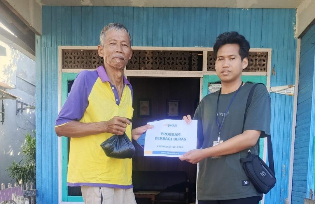 Menyisir Tepian Barito, DT Peduli Kalsel Bersama HMJ PBA UIN Antasari Salurkan Paket Beras di Tamban 