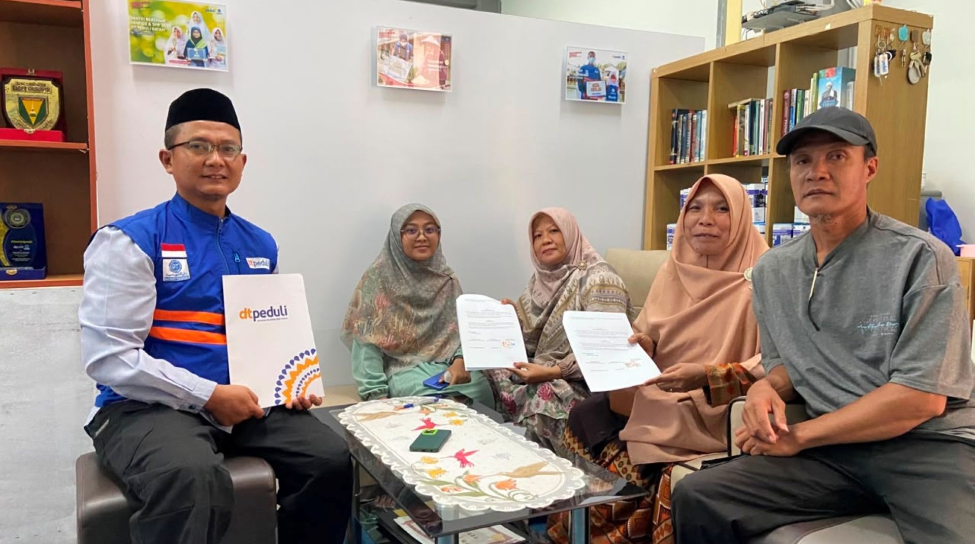 DT Peduli Kepri dan Orang Tua Sepakati MoU Beasiswa Kader Dakwah Kampung Tauhiid Sriwijaya 