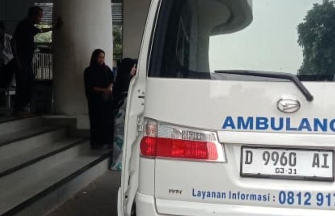 Layanan Ambulans, DT Peduli Tangsel Dampingi Pasien Tumor Anus Menuju Rumah Sakit Rujukan 