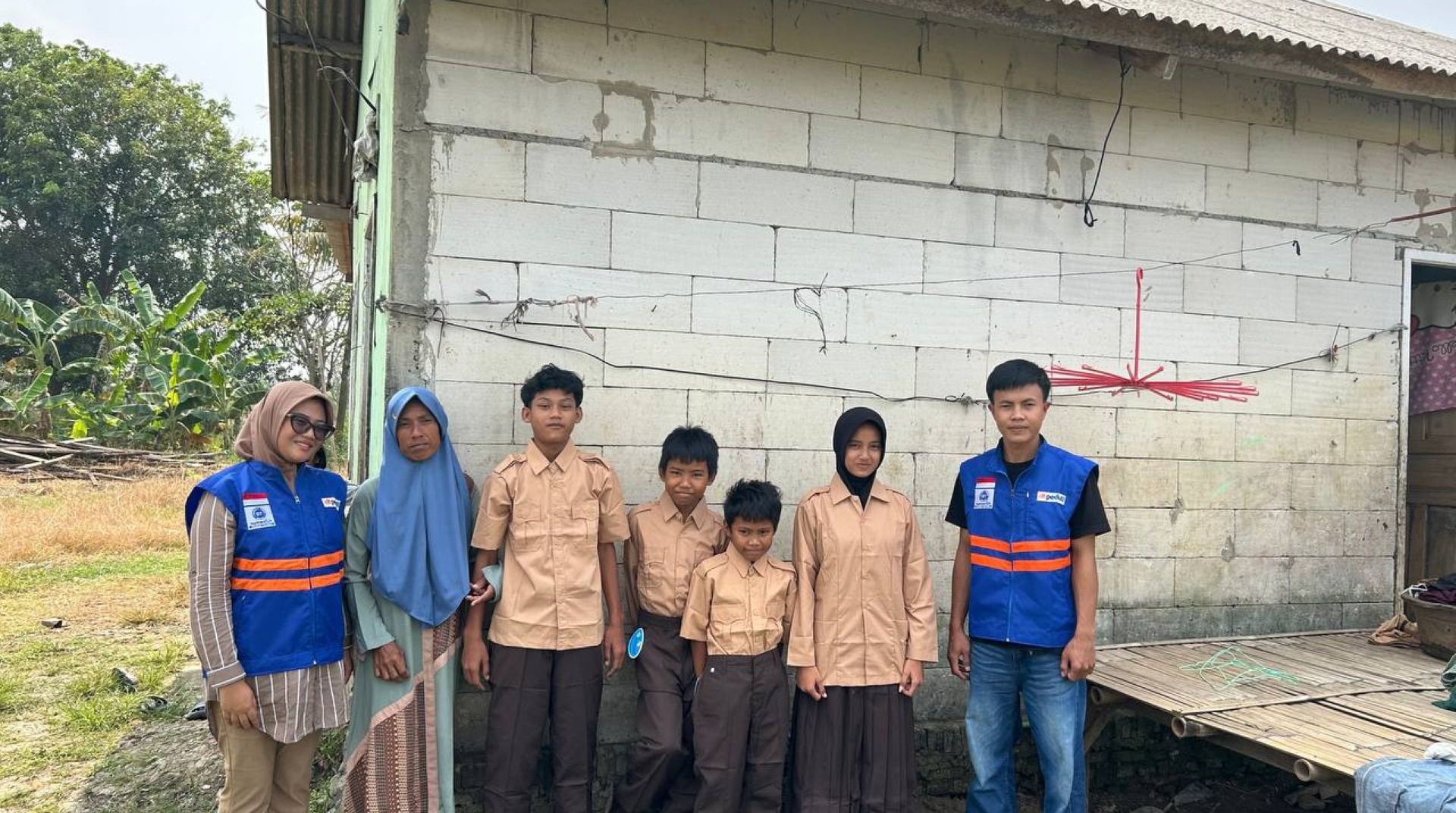Senyum Bahagia Raswi Saat Bantuan Seragam Sekolah Anaknya Tiba 