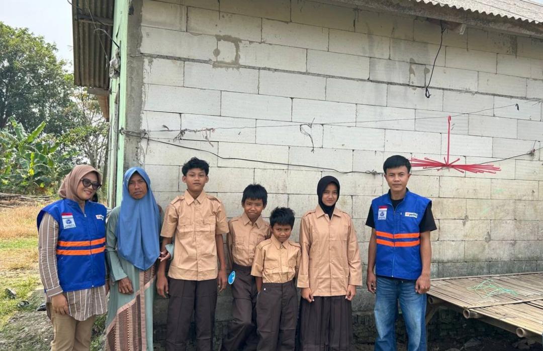 Senyum Bahagia Raswi Saat Bantuan Seragam Sekolah Anaknya Tiba 
