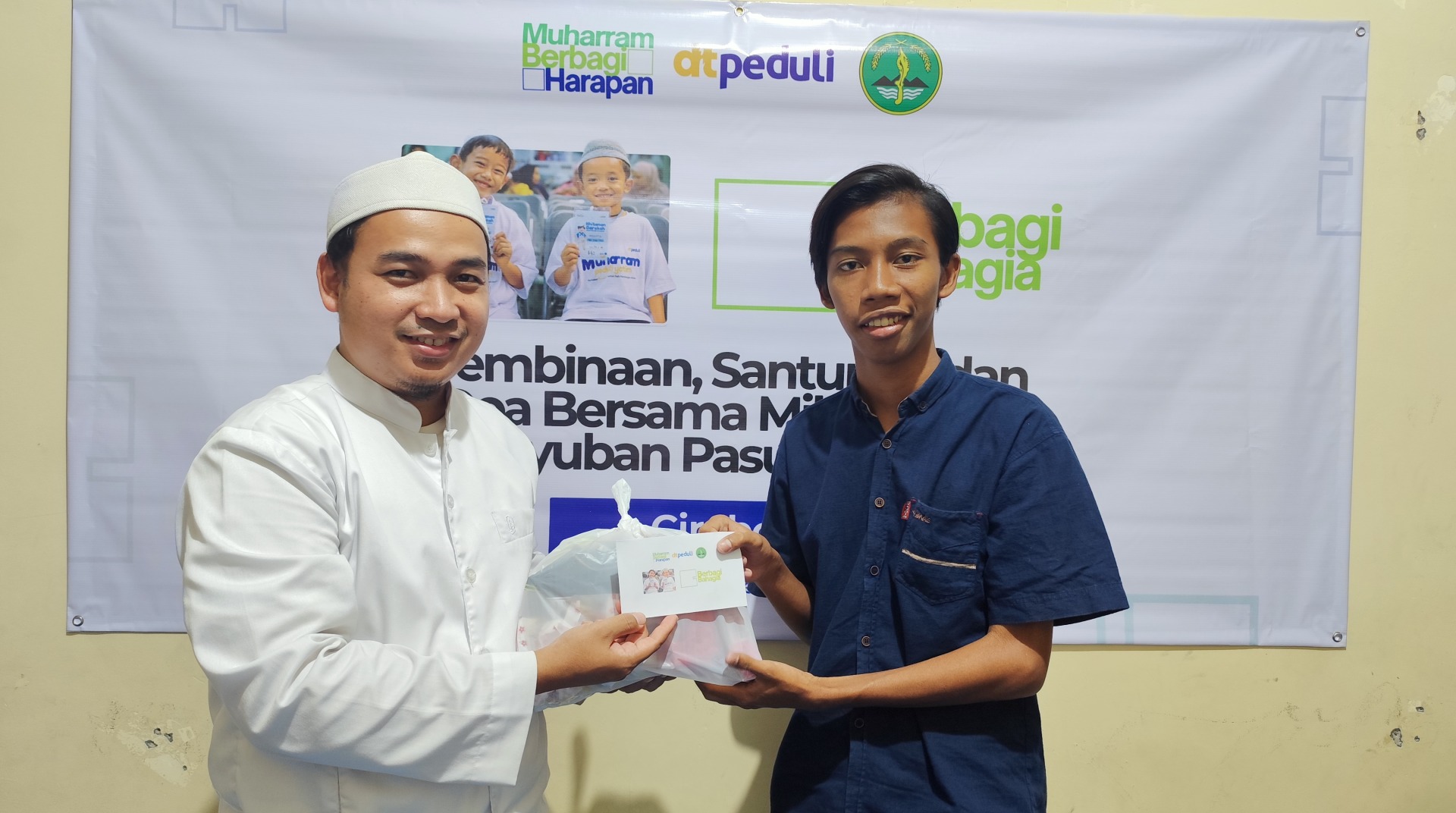 Peringati Milangkala ke 113, Paguyuban Pasundan Sinergi dengan DT Peduli Cirebon Santuni Santri Yatim Piatu