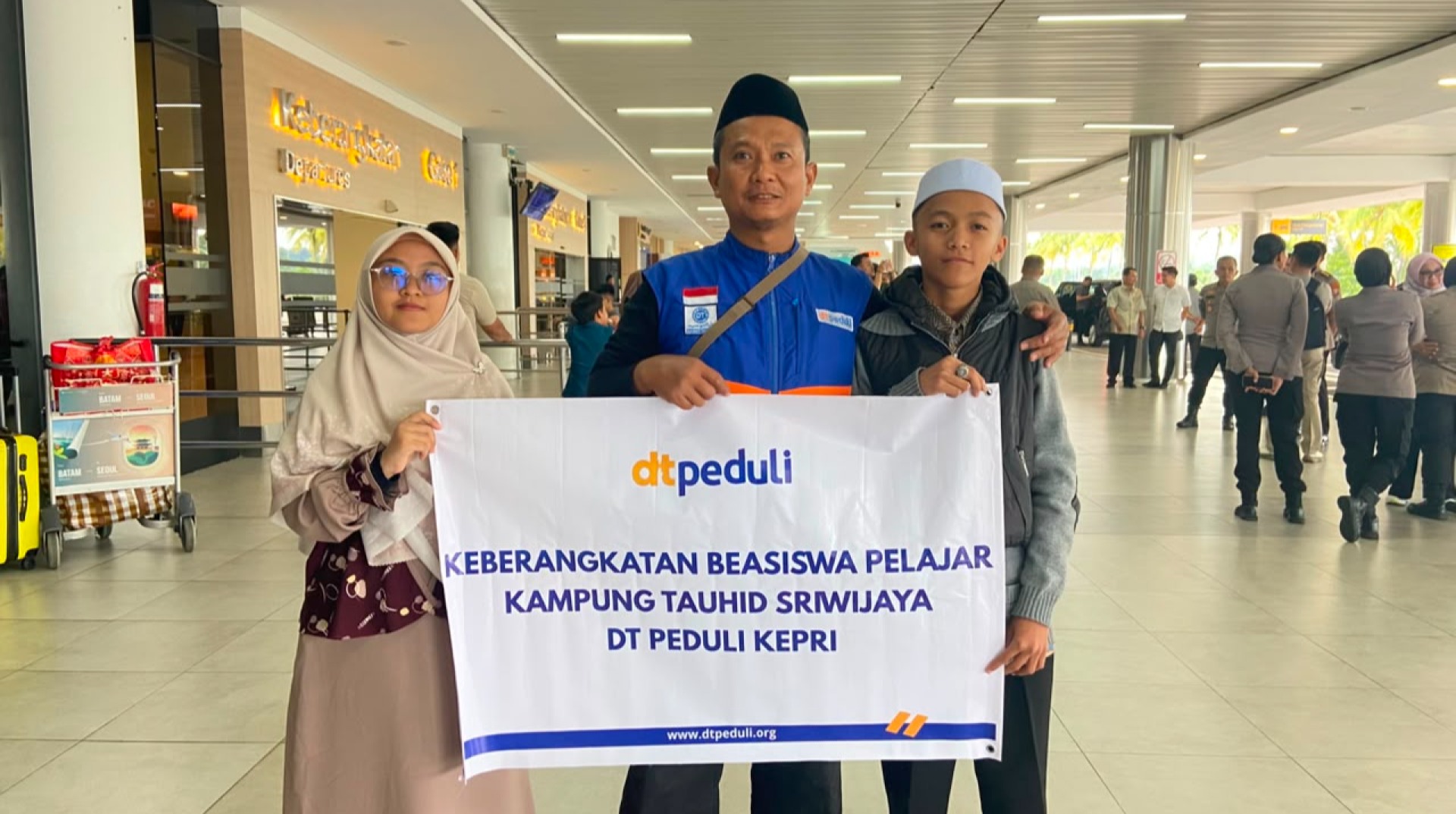 DT Peduli Kepri Melepas Keberangkatan Santri RTQ ke Pesantren Kampung Tauhid Sriwijaya Palembang 