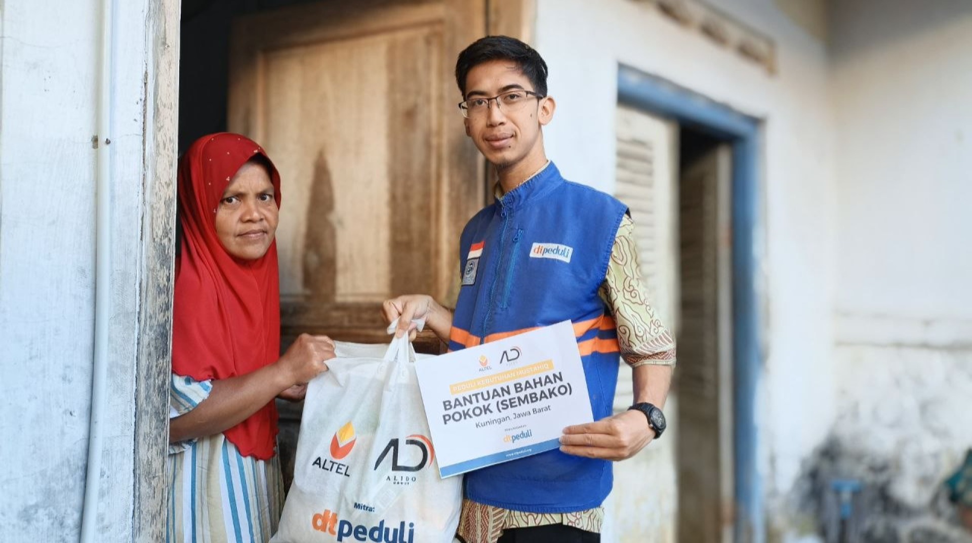 DT Peduli Kuningan dan PT Alido Salurkan Bantuan Sembako untuk Dhuafa dan lansia di Cirendang 