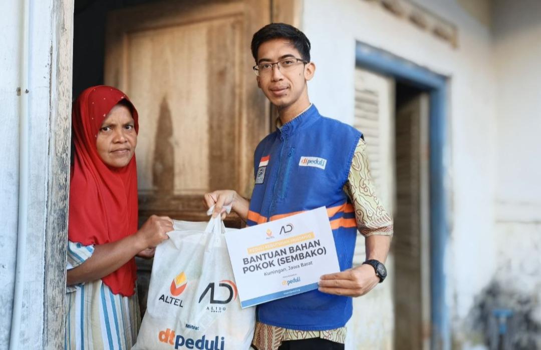 DT Peduli Kuningan dan PT Alido Salurkan Bantuan Sembako untuk Dhuafa dan lansia di Cirendang 