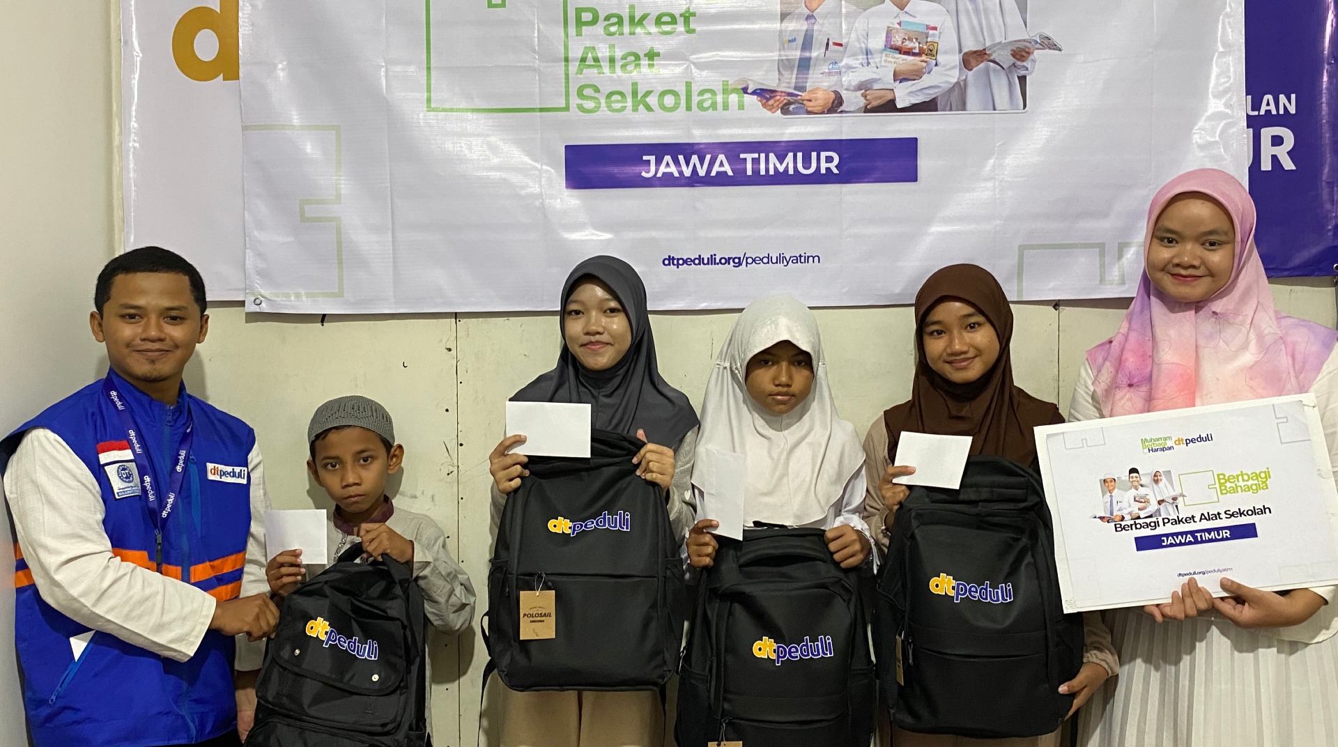 Jalankan Program Muharram Berbagi Harapan, DT Peduli Surabaya Salurkan Bantuan Perlengkapan Sekolah 