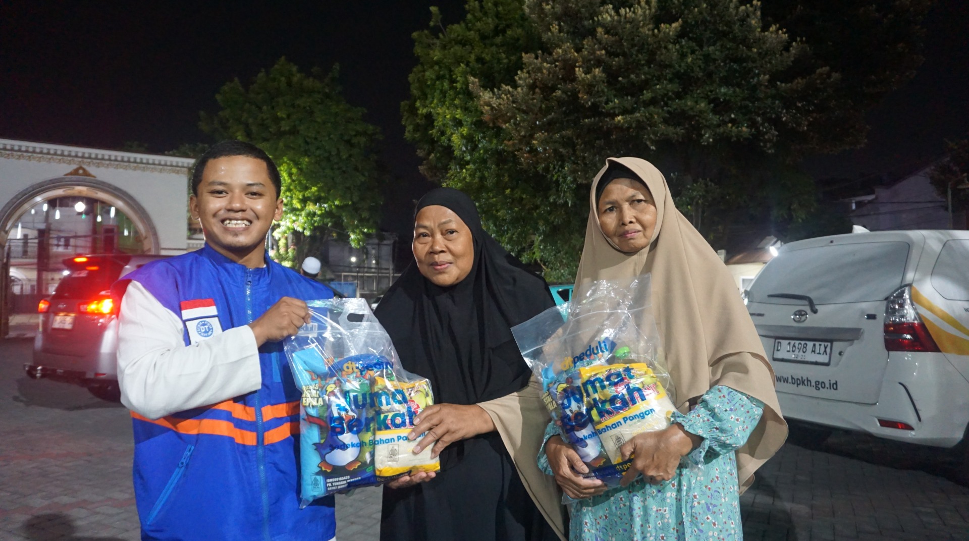Usai Gelar Kajian Tauhid di Masjid Baitussalam, DT Peduli Surabaya Salurkan Paket Sembako untuk Dhuafa 