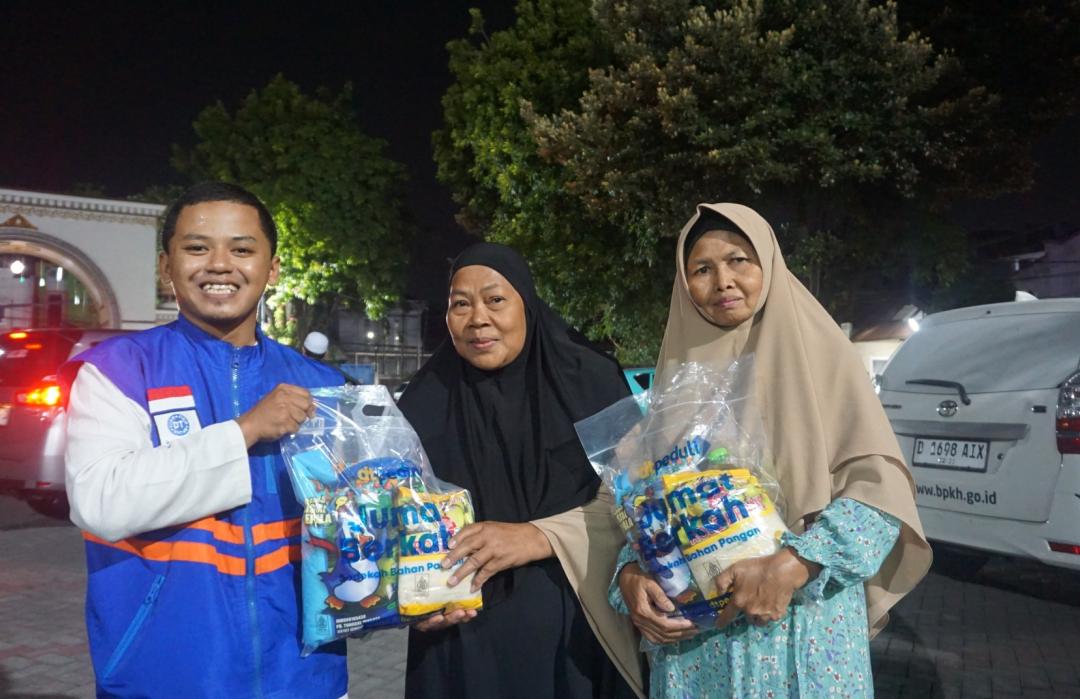 Usai Gelar Kajian Tauhid di Masjid Baitussalam, DT Peduli Surabaya Salurkan Paket Sembako untuk Dhuafa 