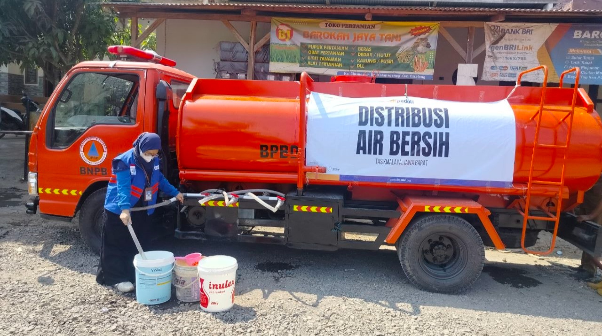 Hadirkan Solusi bagi Warga Terdampak Kekeringan, DT Peduli Tasikmalaya dan BPBD Salurkan Bantuan Air Bersih