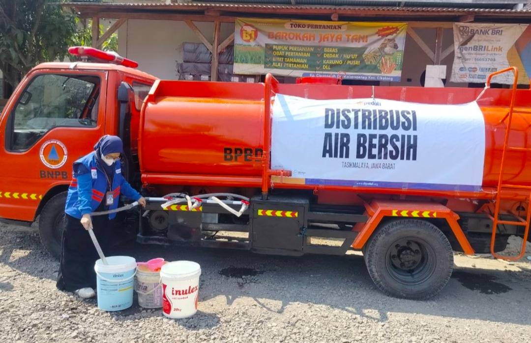 Hadirkan Solusi bagi Warga Terdampak Kekeringan, DT Peduli Tasikmalaya dan BPBD Salurkan Bantuan Air Bersih