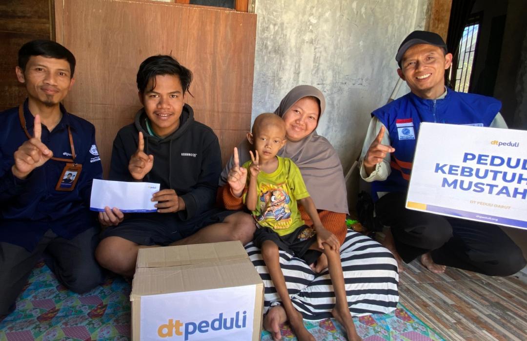 DT Peduli Garut Salurkan Santunan dan Sembako untuk Afzal yang Berjuang Melawan Tumor 