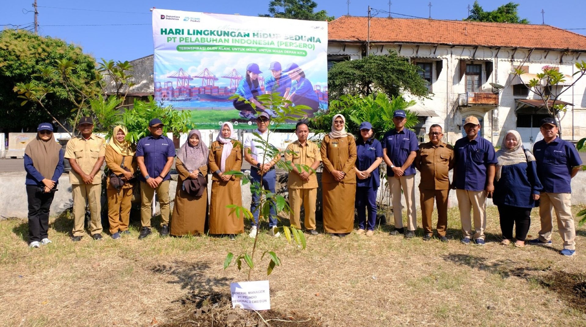 Lestarikan Lingkungan, DT Peduli dan Pelindo Regional 2 Cirebon Tanam 200 Bibit Pohon  
