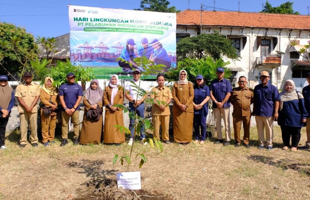Lestarikan Lingkungan, DT Peduli dan Pelindo Regional 2 Cirebon Tanam 200 Bibit Pohon  