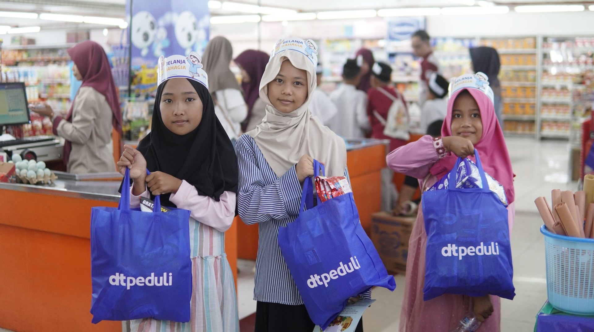 Para Anak Yatim Sukabumi Rasakan Kebahagiaan Belanja di Selamat Toserba 