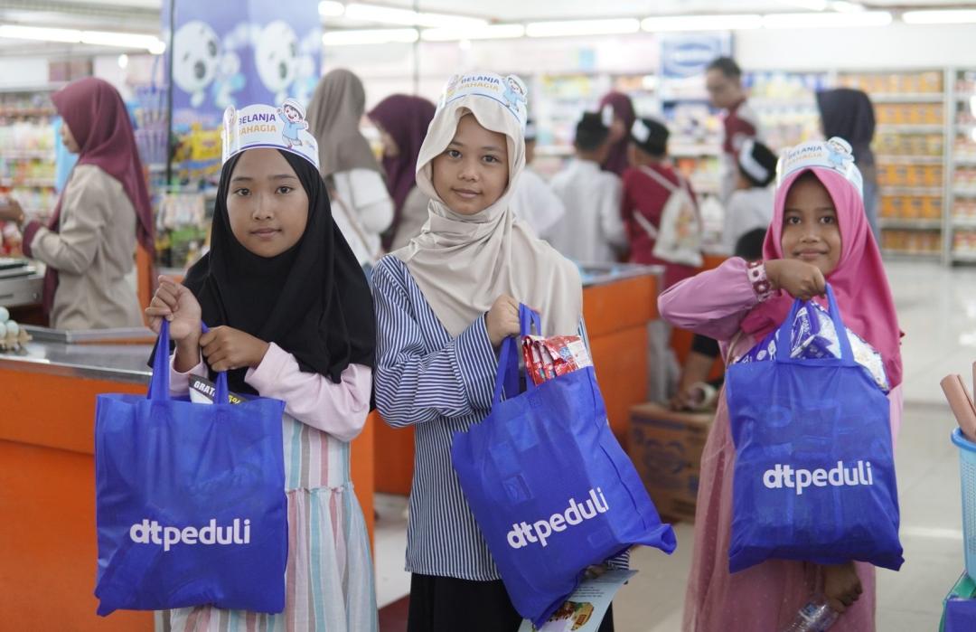 Para Anak Yatim Sukabumi Rasakan Kebahagiaan Belanja di Selamat Toserba 