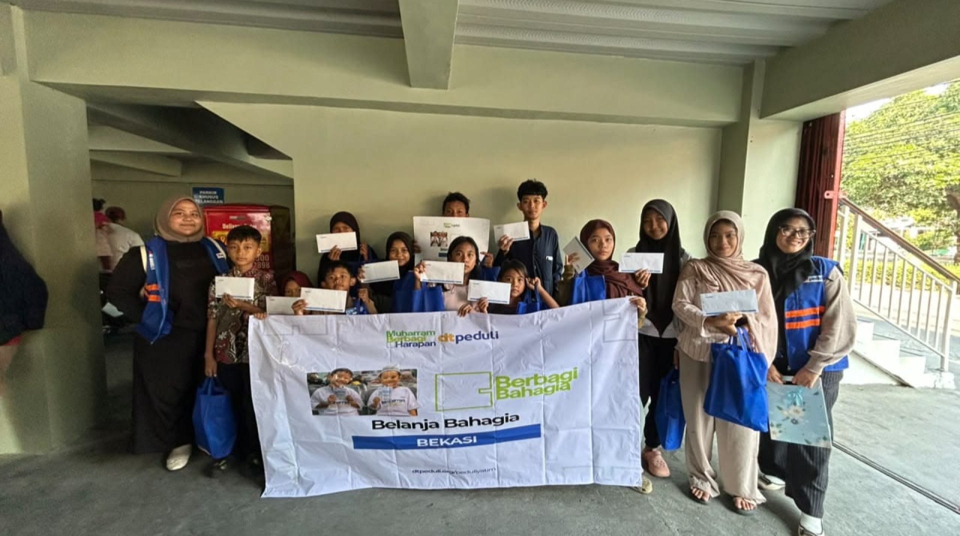 DT Peduli Bekasi Sukses Hadirkan Senyum di Wajah Anak Yatim dan Dhuafa dengan Kegiatan Belanja Bersama