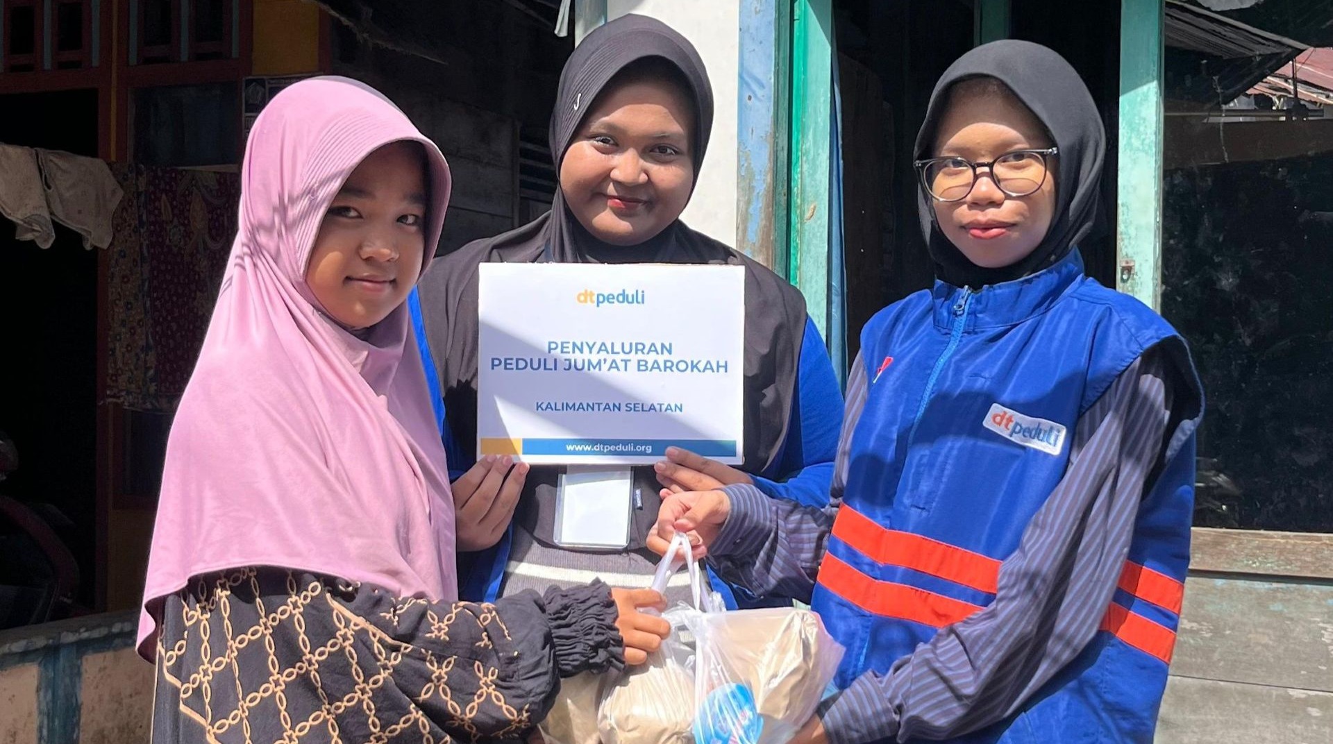 Sinergi Kebaikan, DT Peduli Kalsel dan HMJ PAI UIN Antasari Salurkan Ratusan Paket Jumat Barokah di Tabunganen 