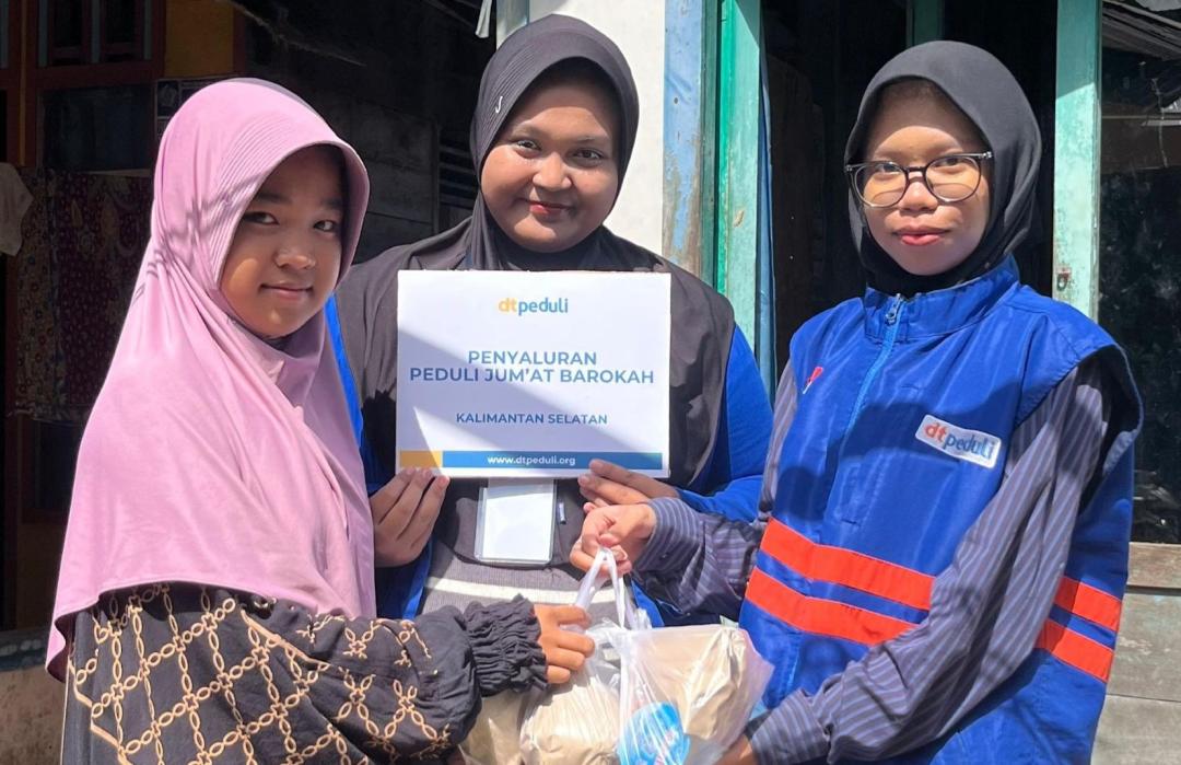 Sinergi Kebaikan, DT Peduli Kalsel dan HMJ PAI UIN Antasari Salurkan Ratusan Paket Jumat Barokah di Tabunganen 