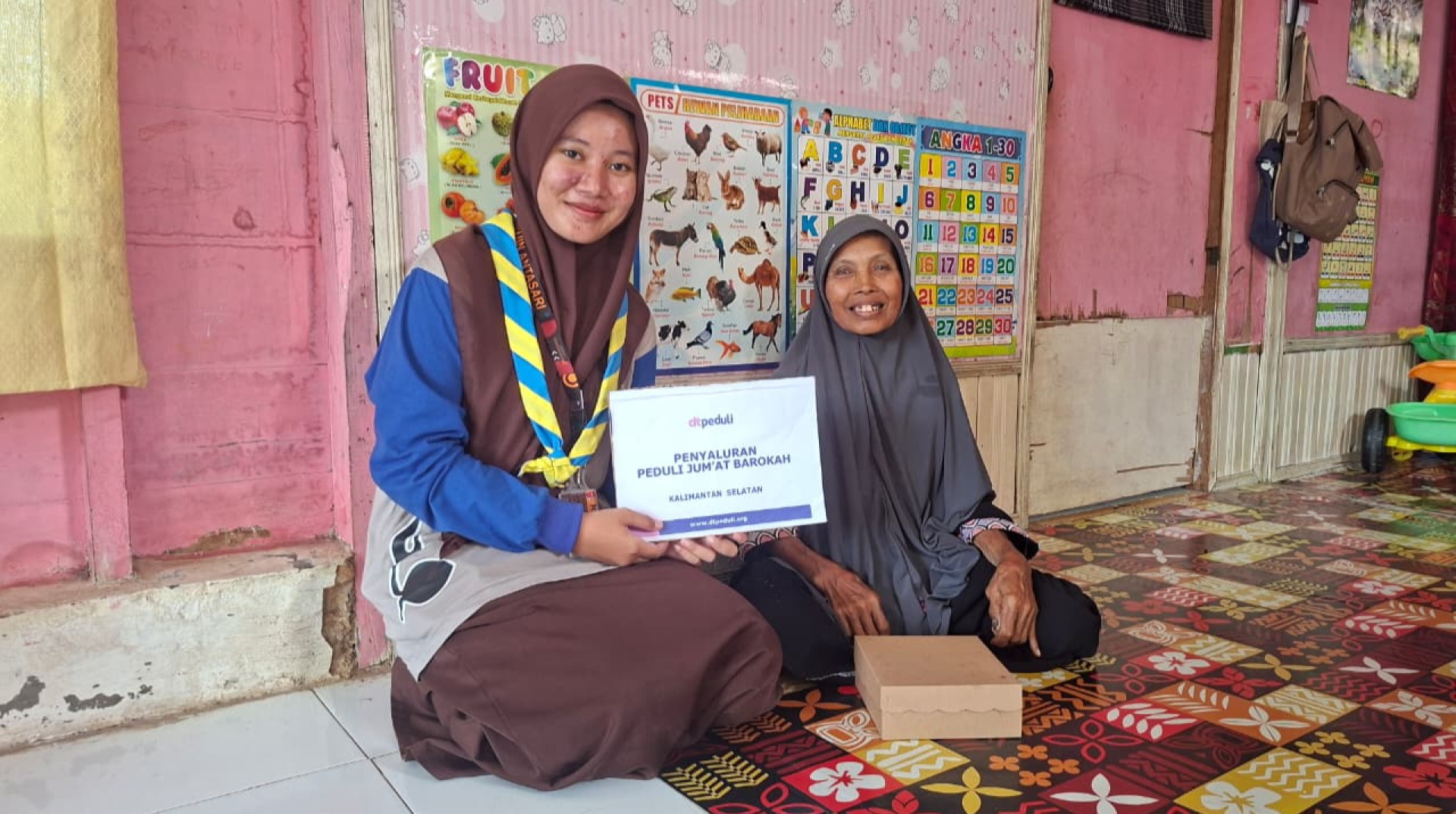 DT Peduli Kalsel dan UKK Pramuka UIN Antasari Banjarmasin Salurkan Paket Nasi Kotak ke Desa Mandikapau Barat