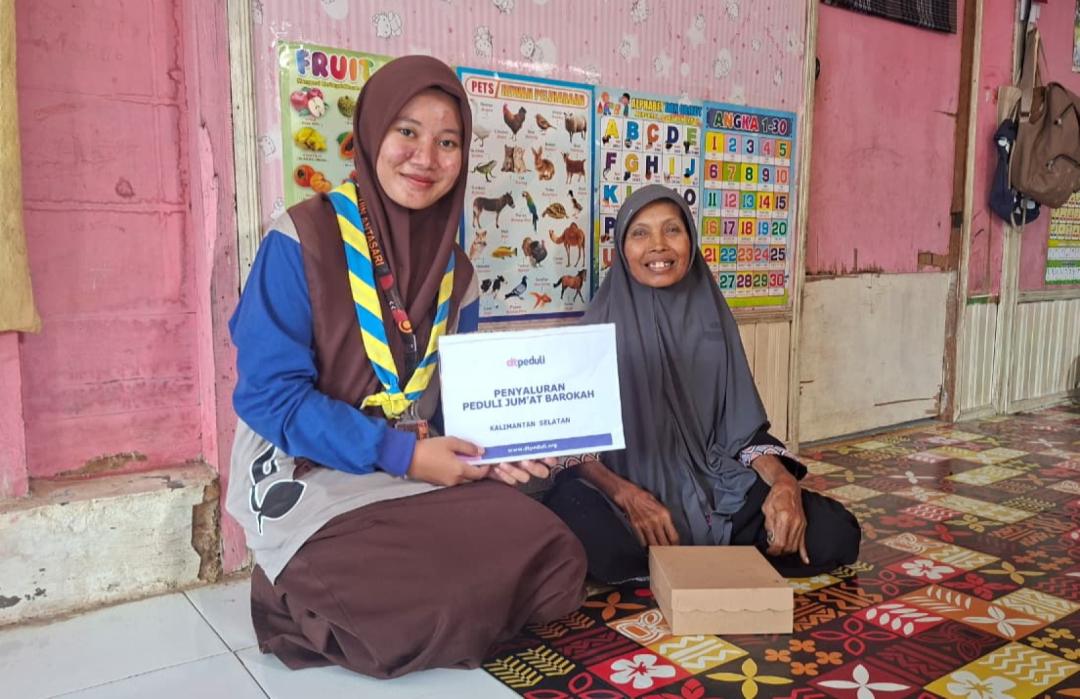 DT Peduli Kalsel dan UKK Pramuka UIN Antasari Banjarmasin Salurkan Paket Nasi Kotak ke Desa Mandikapau Barat