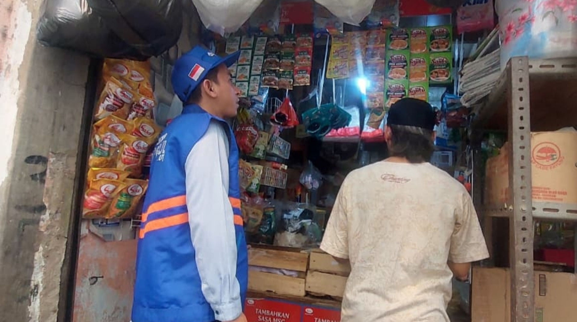 Bebaskan Pedagang Kecil dari Jerat Utang Harian, DT Peduli Jakarta Bantu Beli Bahan Baku Usaha Nasi Goreng