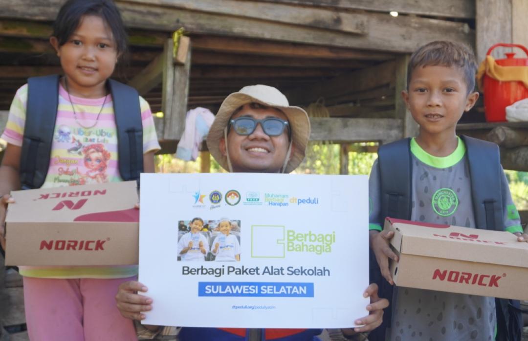 Lama Mengenakan Tas Rusak, Anak Pelosok Maros Gembira Dapat Perlengkapan Sekolah dari DT Peduli Sulsel 