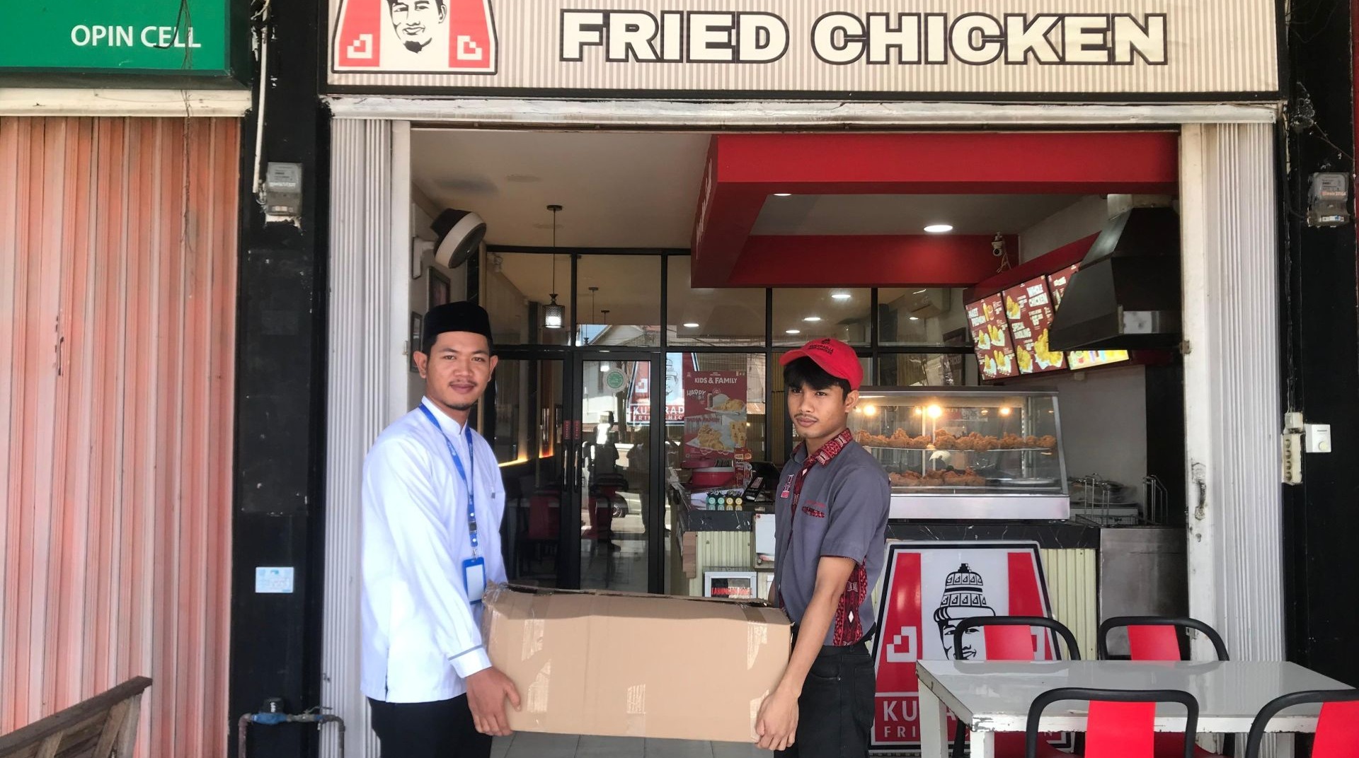 Hangatnya Berbagi di Hari Jumat, DT Peduli Aceh dan Kutaradja Fried Chicken Tebar Kebahagiaan di Masjid Al-Hidayah Meusara Agung