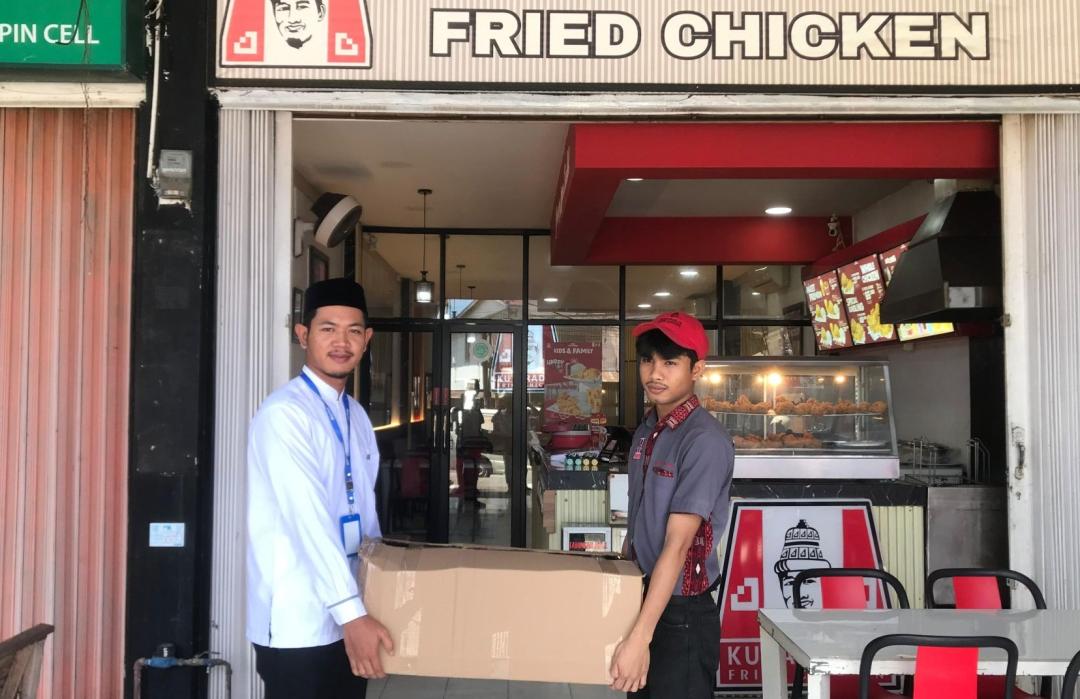 Hangatnya Berbagi di Hari Jumat, DT Peduli Aceh dan Kutaradja Fried Chicken Tebar Kebahagiaan di Masjid Al-Hidayah Meusara Agung