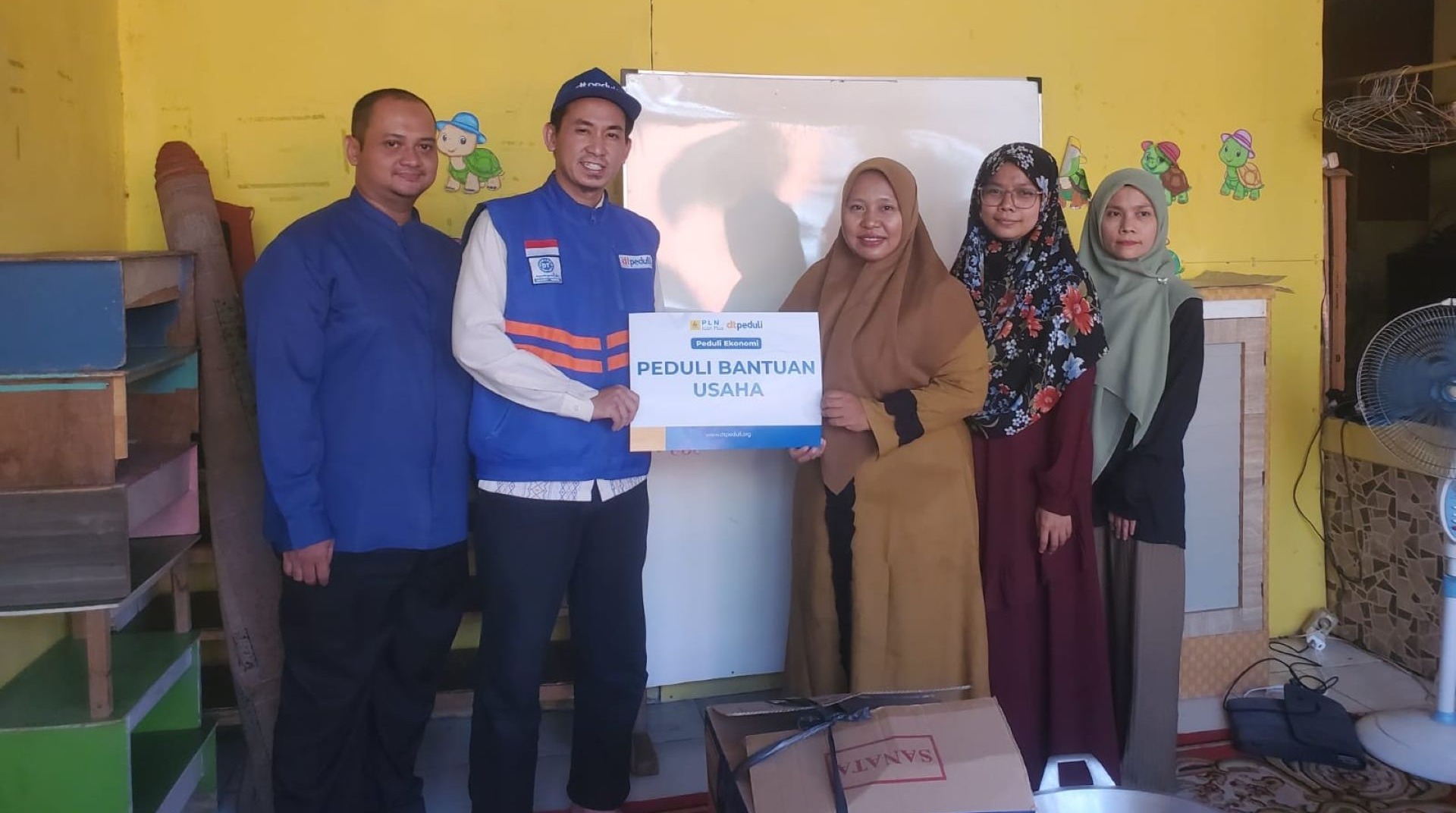 DT Peduli dan IconPlus Salurkan Bantuan Modal UMKM Sekaligus Santuni Puluhan Anak Yatim di Petukangan 