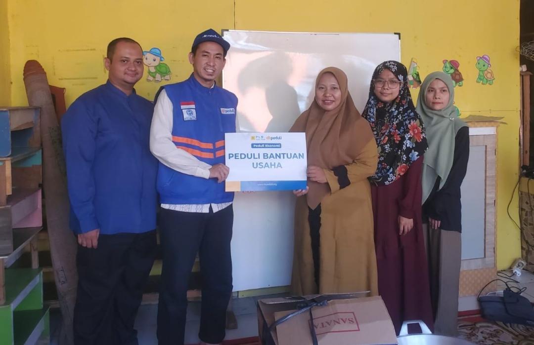 DT Peduli dan IconPlus Salurkan Bantuan Modal UMKM Sekaligus Santuni Puluhan Anak Yatim di Petukangan 