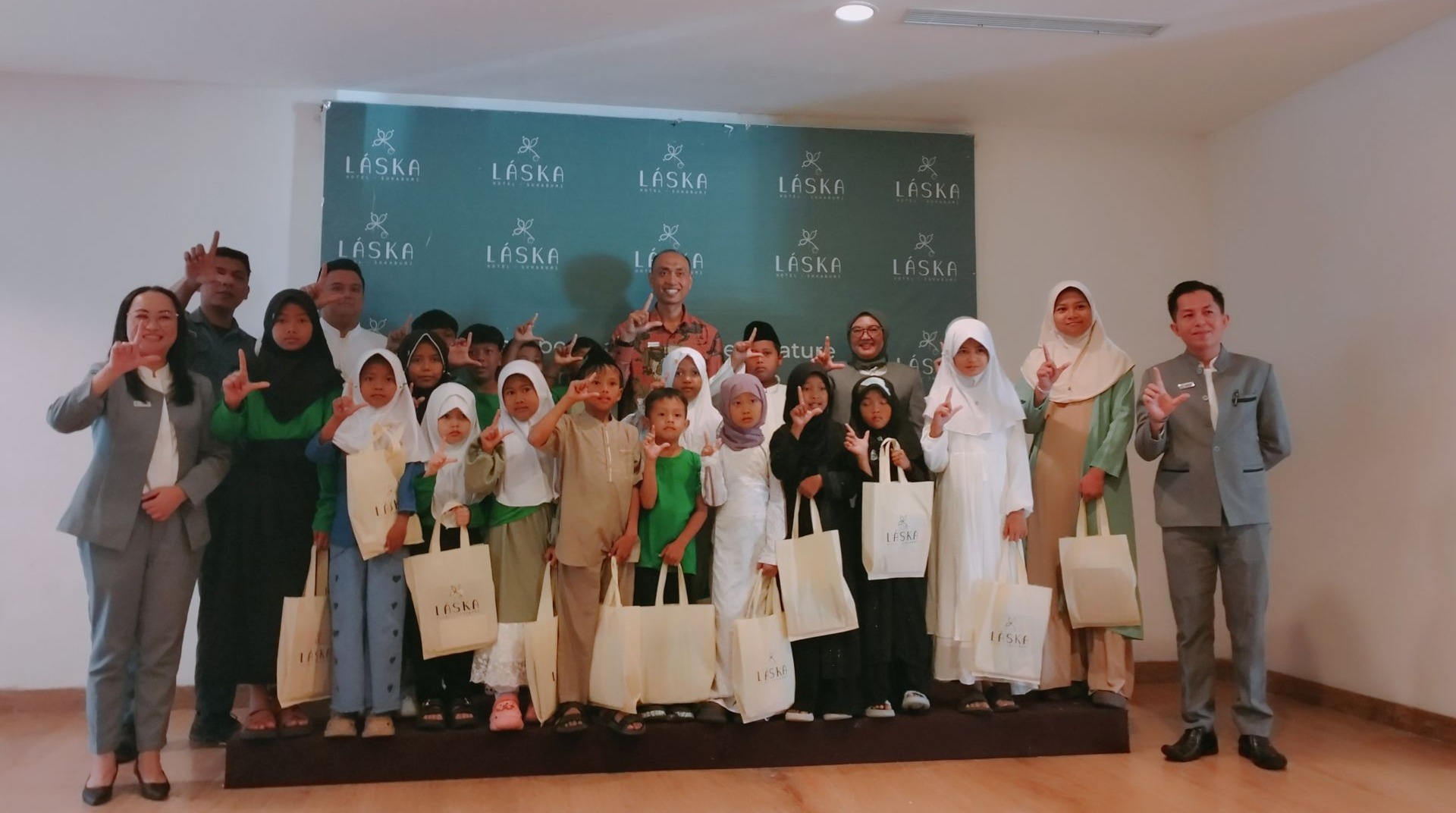 Bersama DT Peduli Sukabumi, Senyum Anak Yatim Warnai Milad Kedua Laska Hotel 