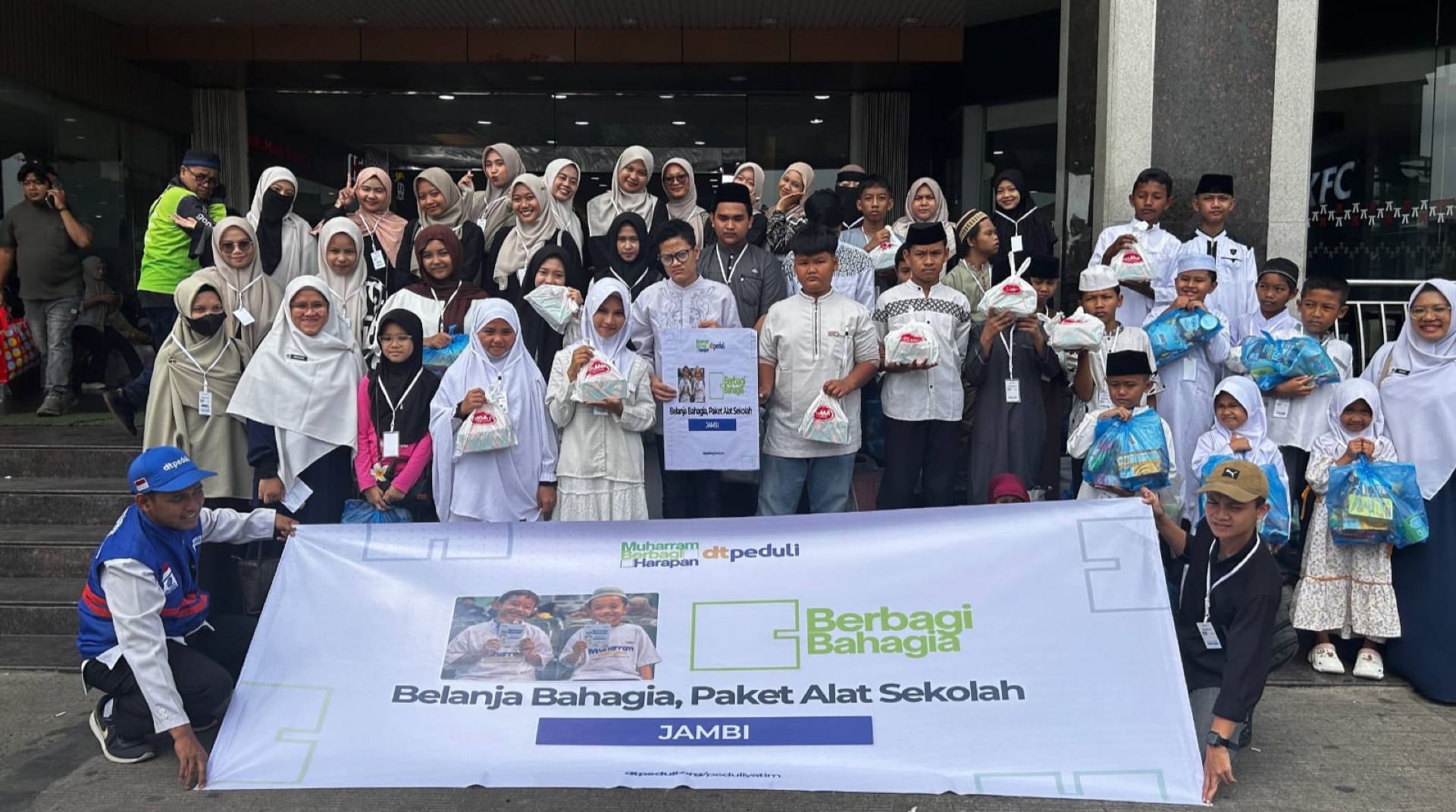 DT Peduli Jambi dan Hisana Hadirkan Bahagia dengan Kegiatan Belanja Bareng Yatim di Jambi Town Square 