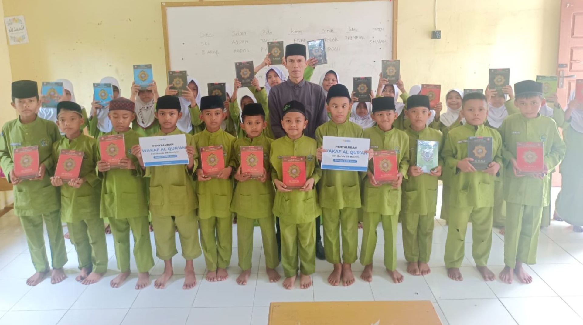 DT Peduli Pekanbaru Salurkan Mushaf Al-Qur'an untuk MDTU Al Hidayah Siak 