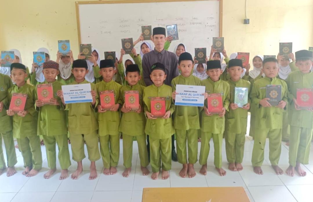 DT Peduli Pekanbaru Salurkan Mushaf Al-Qur'an untuk MDTU Al Hidayah Siak 