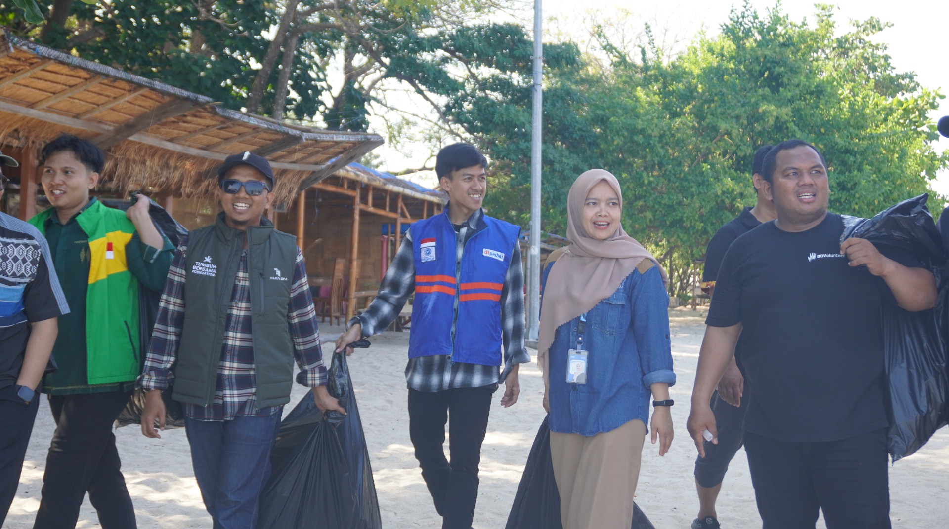 DT Peduli Sulsel dan Berbagai LAZ yang Tergabung dalam FOZ Sulsel Kompak Bersihkan Sampah di Pulau Samalona