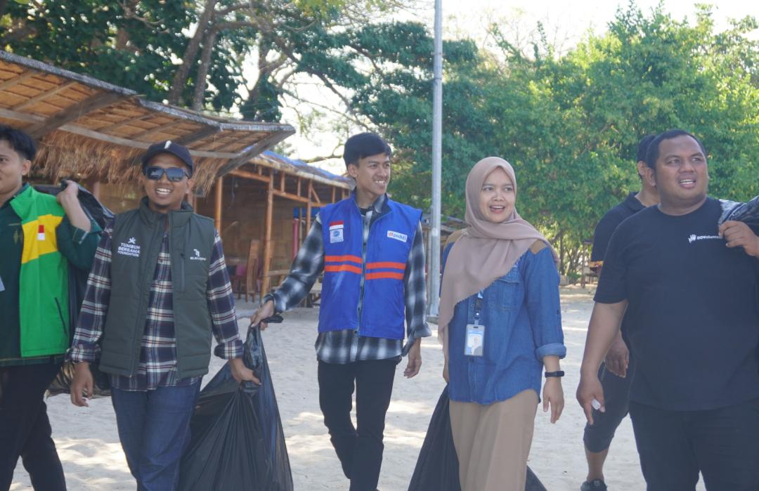 DT Peduli Sulsel dan Berbagai LAZ yang Tergabung dalam FOZ Sulsel Kompak Bersihkan Sampah di Pulau Samalona