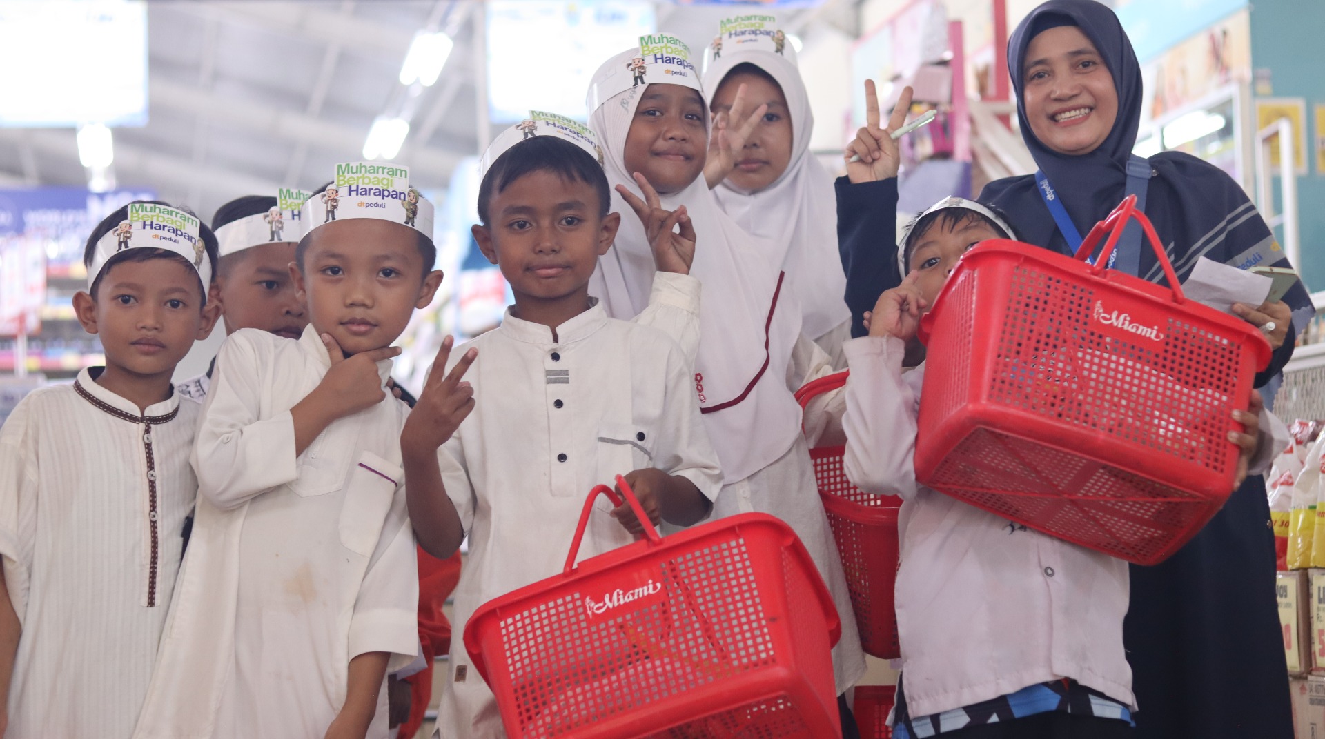 Jalankan Program Muharram Berbagai Harapan, DT Peduli Bandung Ajak Anak Yatim Belanja Bahagia di Prama Toserba Banjaran 