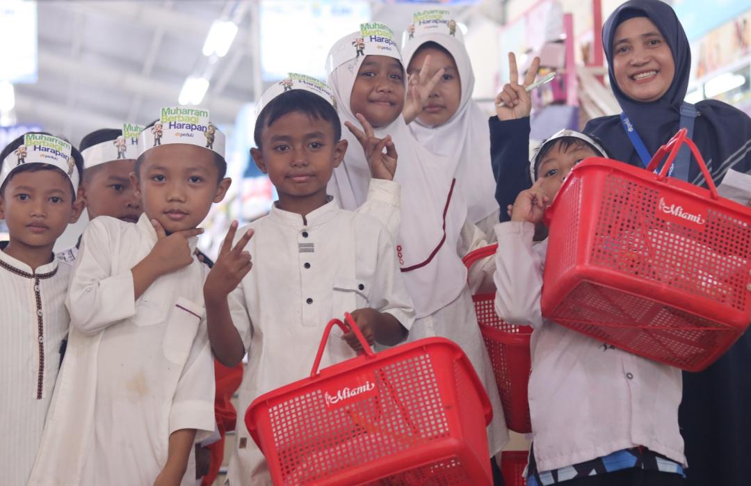 Jalankan Program Muharram Berbagai Harapan, DT Peduli Bandung Ajak Anak Yatim Belanja Bahagia di Prama Toserba Banjaran 