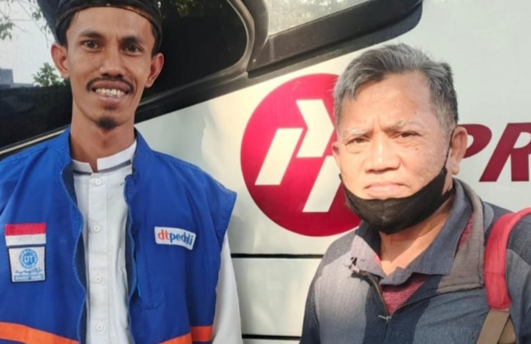 DT Peduli Serang Sigap Bantu Belikan Tiket Bus untuk Warga yang Kehilangan Dompet di Banten 