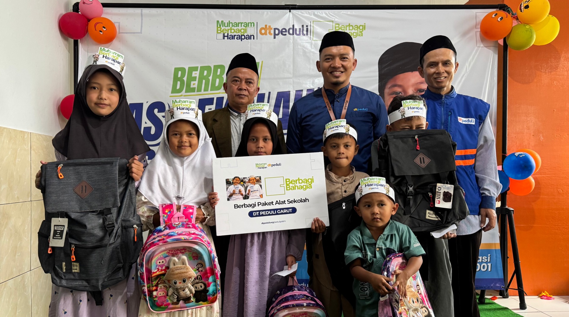 DT Peduli Garut Sinergi dengan Pimpinan Ranting Muhamadiyah Desa Situsari Salurkan Tas Sekolah dan Santunan untuk Yatim Dhuafa 