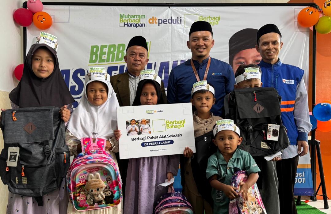 DT Peduli Garut Sinergi dengan Pimpinan Ranting Muhamadiyah Desa Situsari Salurkan Tas Sekolah dan Santunan untuk Yatim Dhuafa 