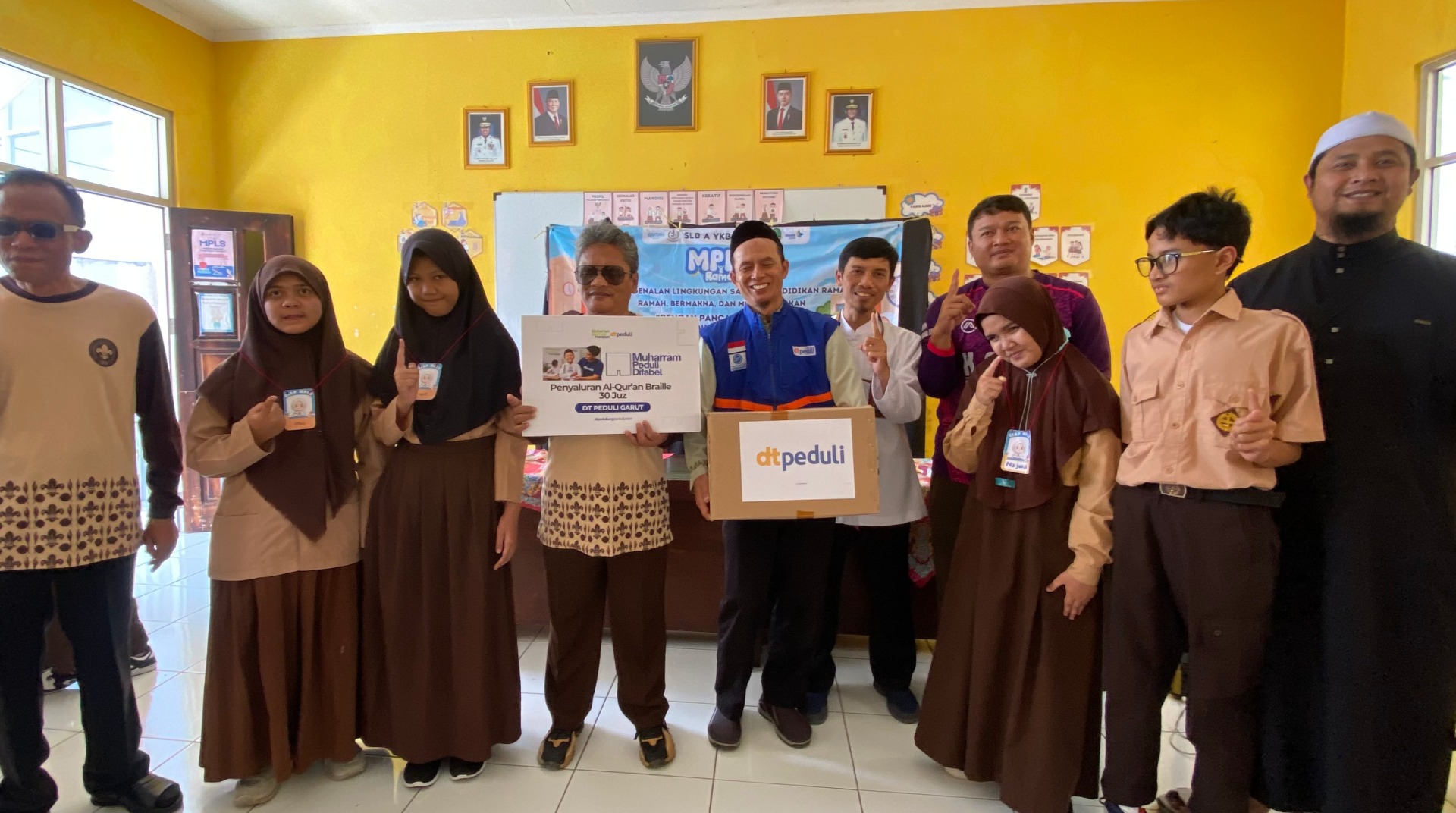 Hadirkan Kebahagiaan di Bulan Muharram,  DT Peduli Garut Salurkan Mushaf Al-Qur'an Braille untuk Siswa di SLB A YKB Gordah 