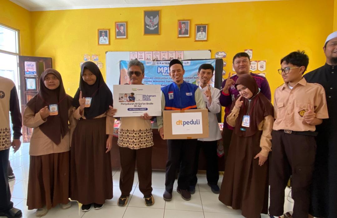 Hadirkan Kebahagiaan di Bulan Muharram,  DT Peduli Garut Salurkan Mushaf Al-Qur'an Braille untuk Siswa di SLB A YKB Gordah 