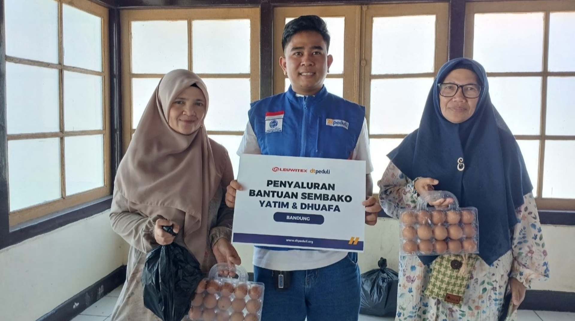 DT Peduli Bandung Sinergi dengan PT Leuwitex Salurkan Bantuan Sembako untuk Yatim dan Keluarga Dhuafa 
